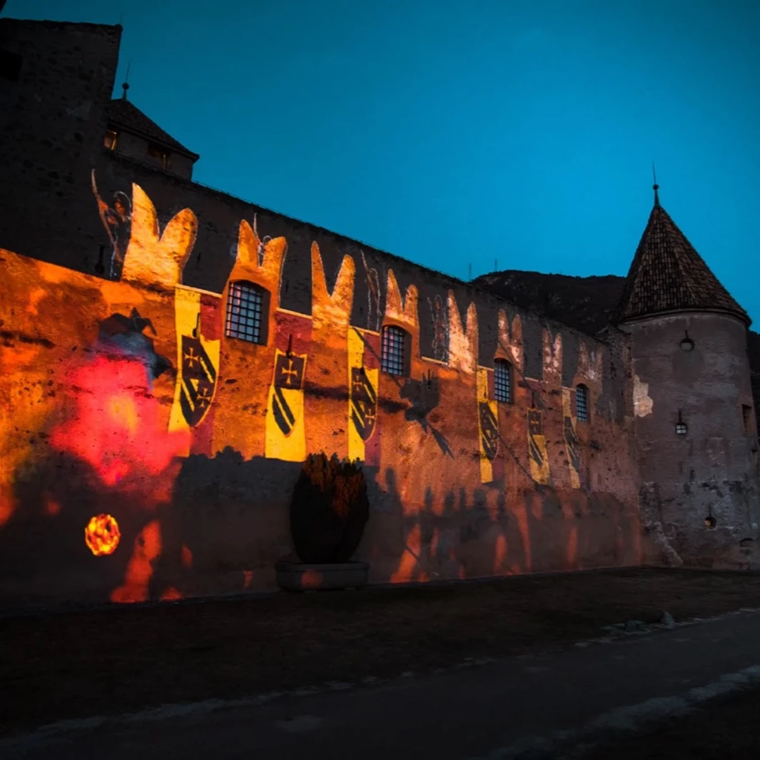Historische Lichtershow Schloss Maretsch Bozen