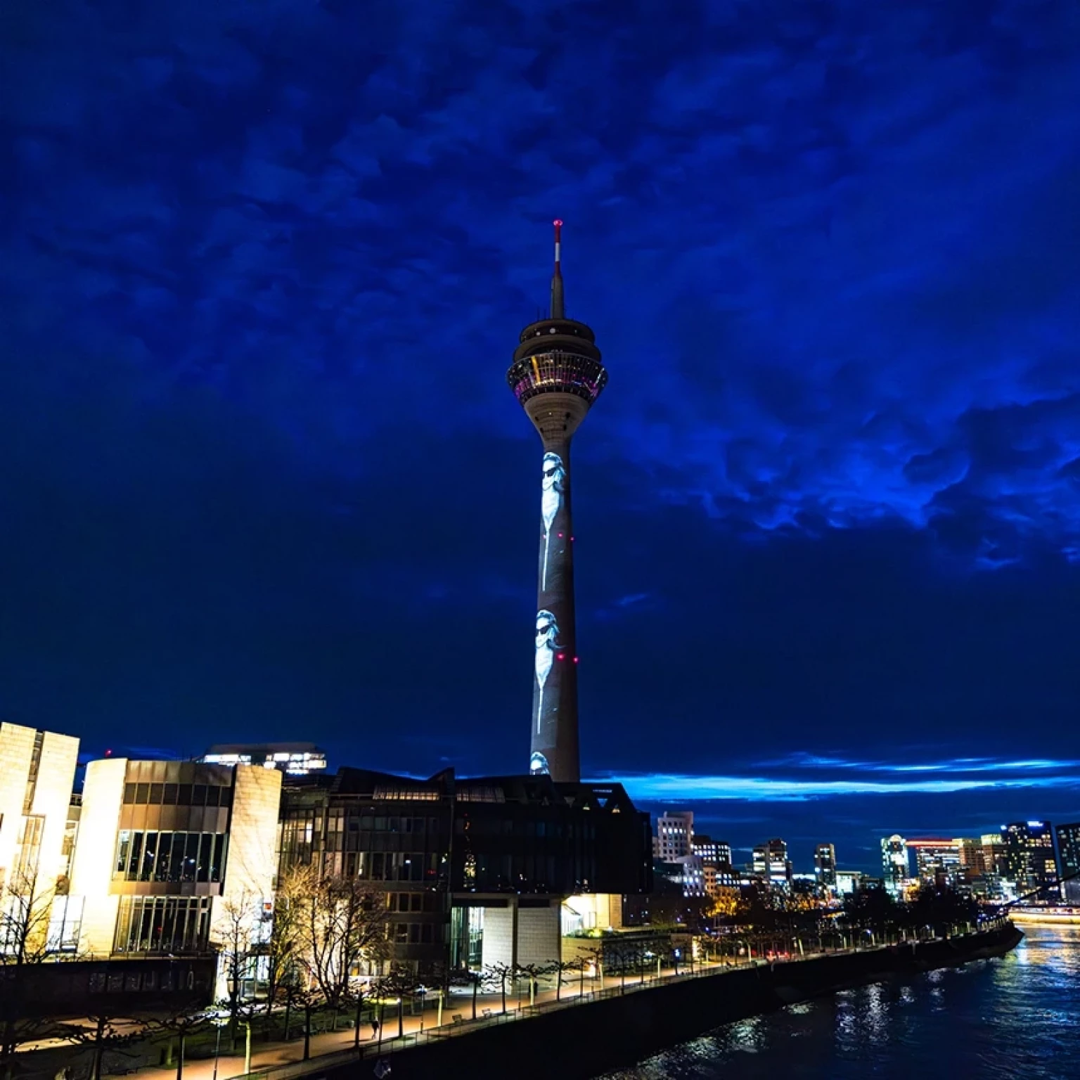 Marketing-Maßnahme als Projektion auf Düsseldorfer Wahrzeichen: Heidi Klum mit Sonnenbrille in schwarz weiß auf dem Rheinturm