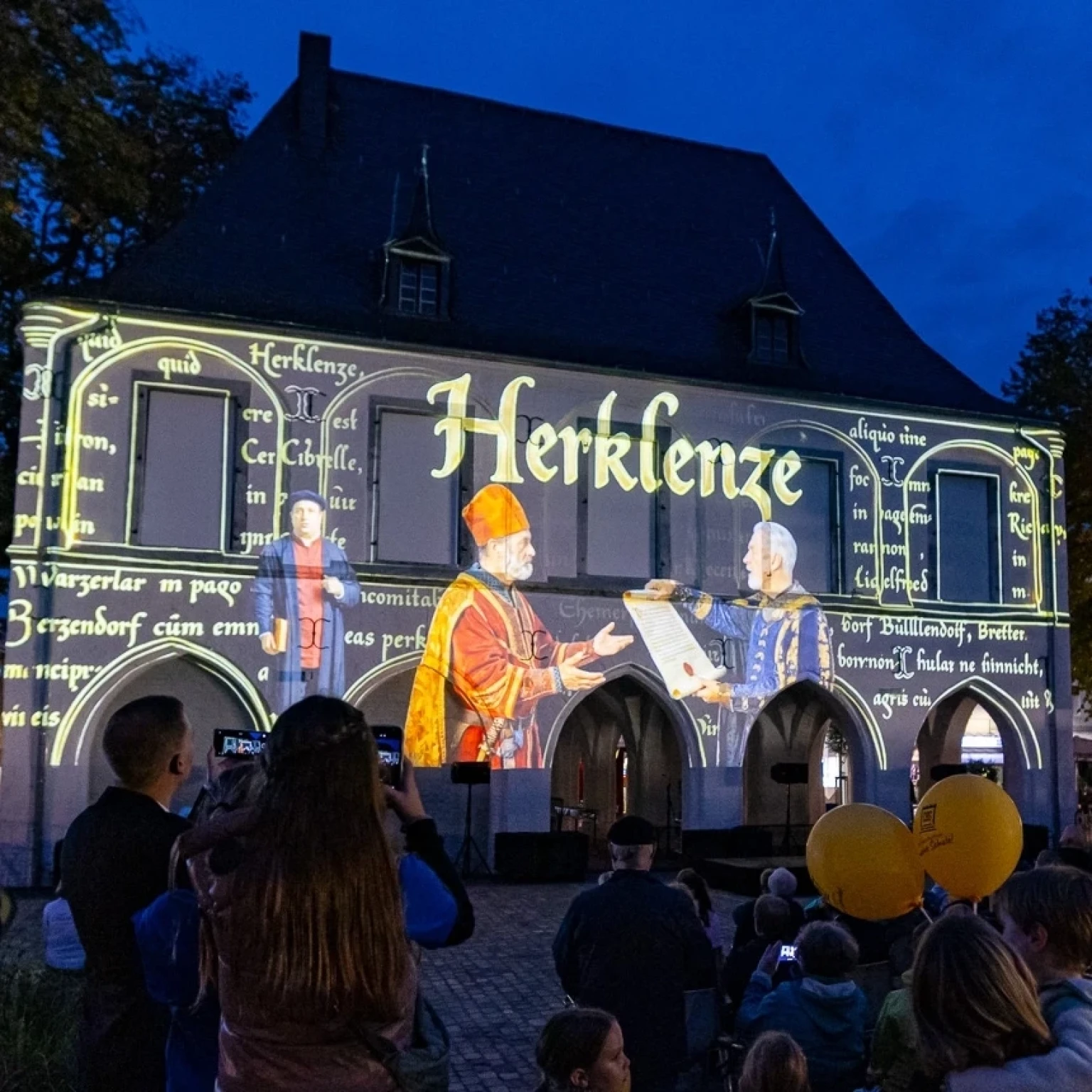 Stadtjubiläum Erkelenz: TNL GmbH inszeniert das historische Rathaus mit 3D Videomapping – mittelalterliche Stadtgeschichte als großflächiges Fassadenerlebnis.