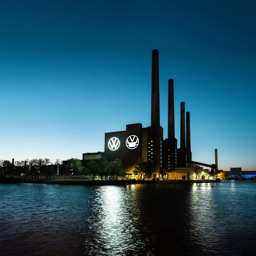 TNL Logo projection onto the facade of the VW plant in Wolfsburg