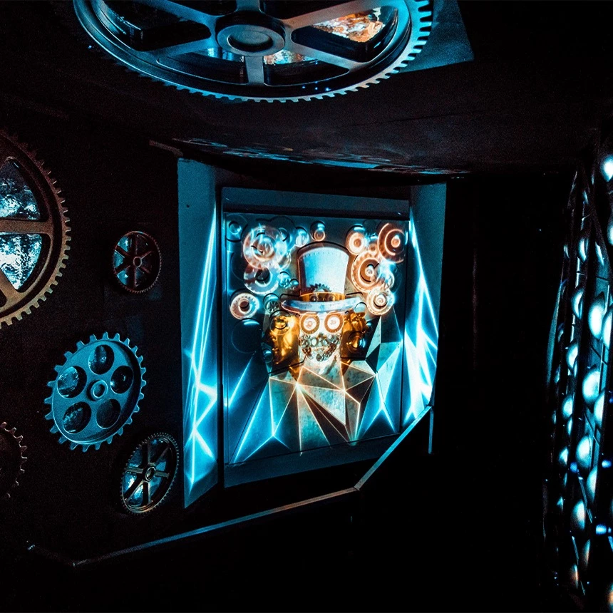 Pixelgenaues Projectionmapping von TNL auf die Skulptur eines Portraits im Steampunk-Stil.